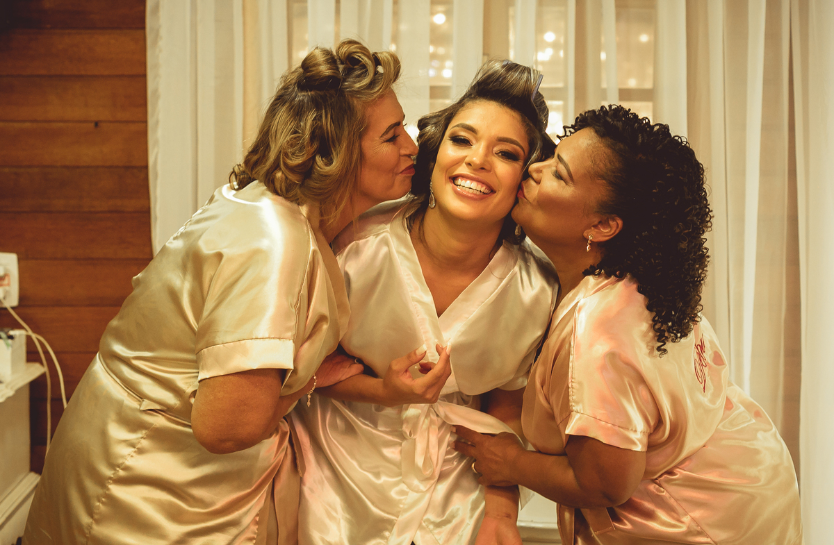 noiva em seu making of juntos com sua mãe e sogro em casa de festas iris supreme-bangu