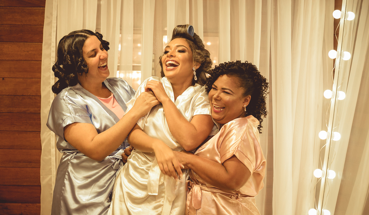 mãe da noiva e madrinha fazendo cócegas em momento descontraído-em casa de festas iris supreme
