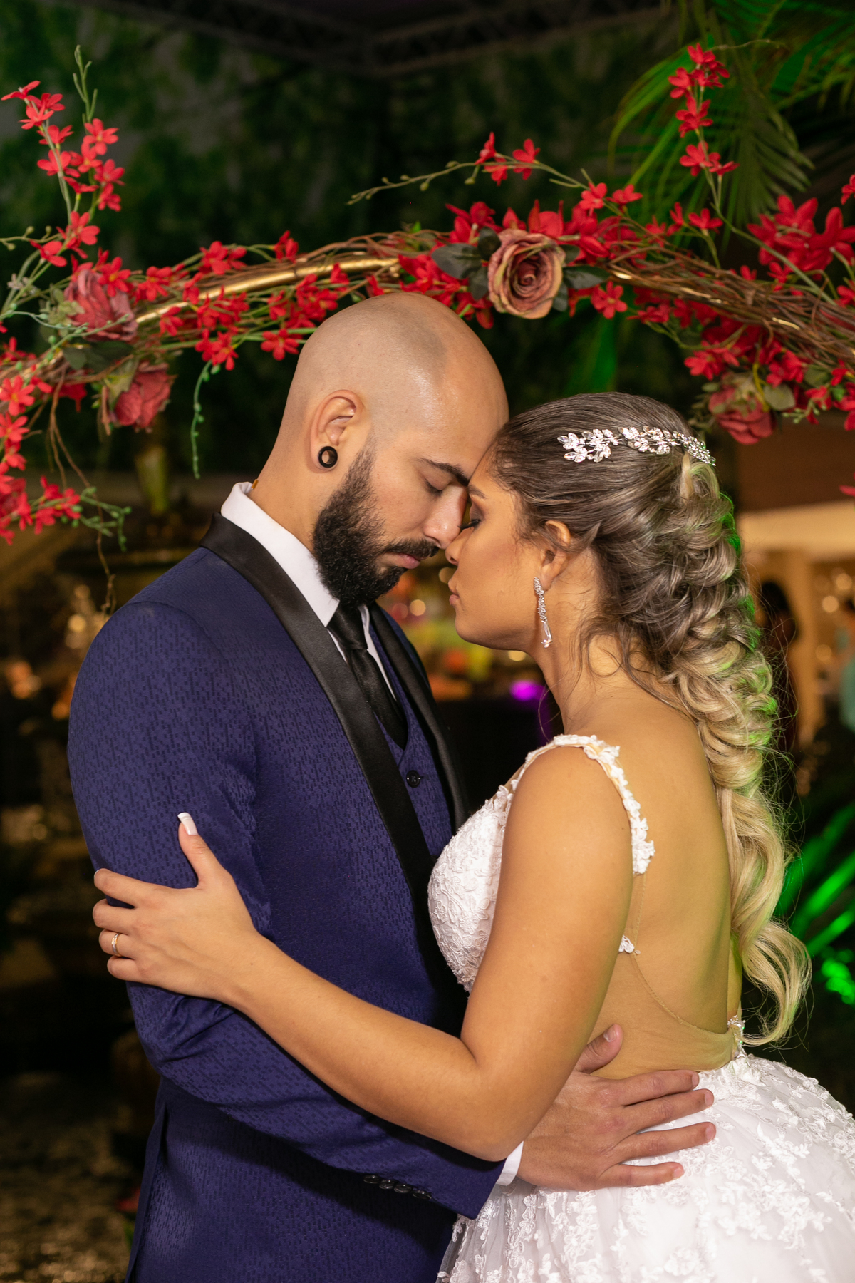 noivos posando para álbum de casamento em recepção em casa de festas iris supreme-bangu-rj