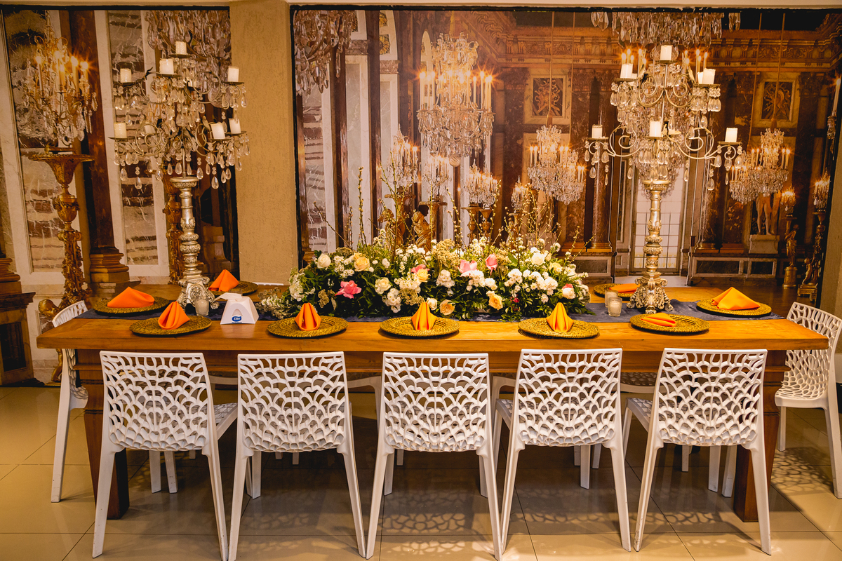 mesa de jantar luxuosa em recepção no casamento Diego e Carol em casa de festas iris supreme