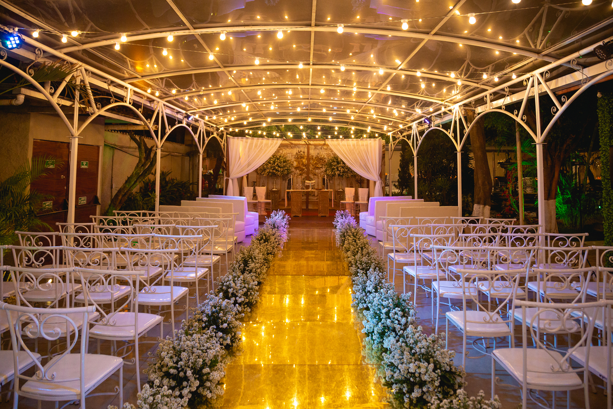 decoração cerimônia no casamento Diego e Carol em Casa de festas Iris-Supreme-Bangu