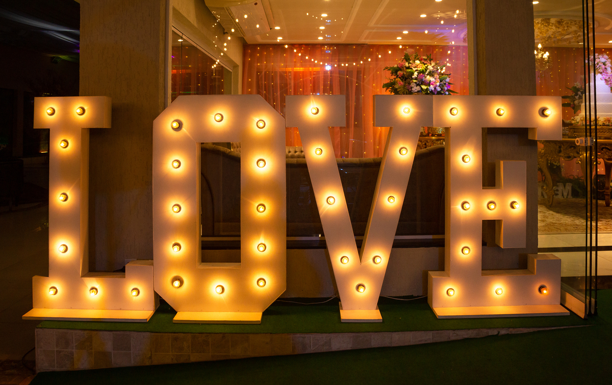 Decoração painel LOVE iluminado em festa de casamento Diego e Carol-iris supreme-bangu/rj