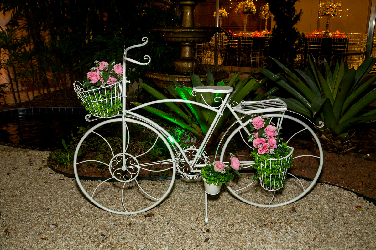Bicicleta decorativa em  decoração de casamento em casa de festas iris supreme