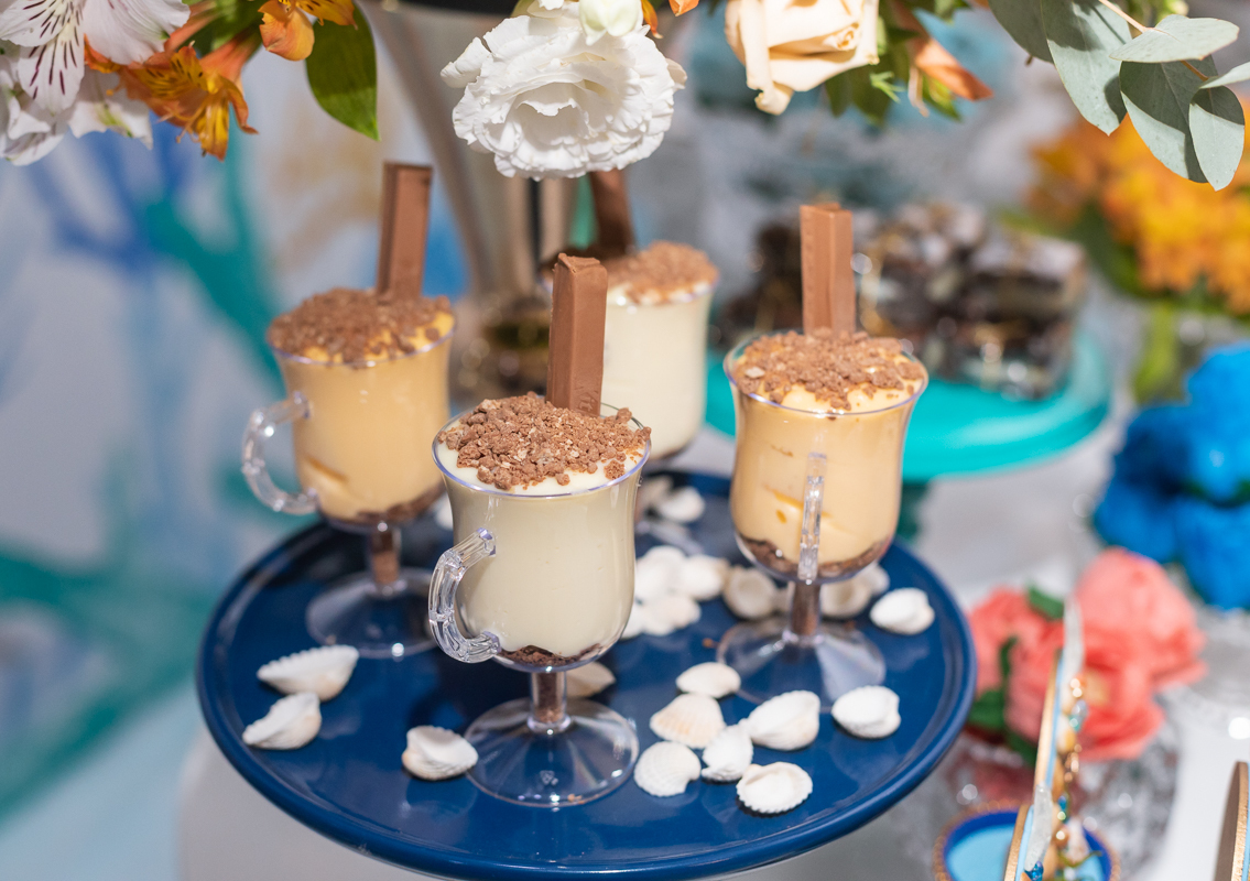 Verrine de Kit Kat em mesa decorada em casa de festas espaço Vivara