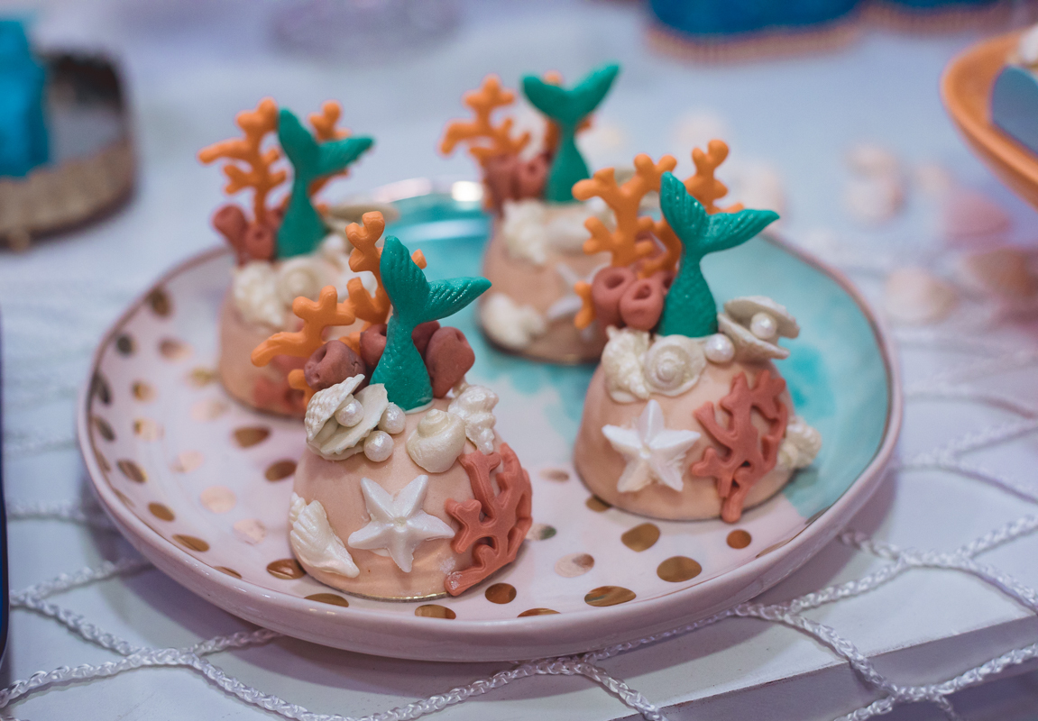 doces decorados tema sereia em prato de porcelana em festa de aniversario espaço Vivara
