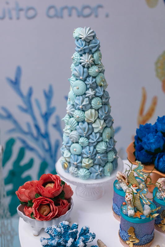 torre de suspiros  em em mesa em decoração do tema ela é o mar da Decoradora Wanessa mark em espaço Vivara