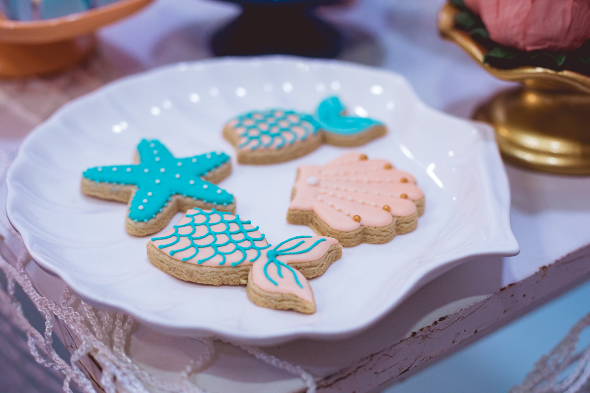 Biscoitos decorados tema sereia em festa de 35 anos 