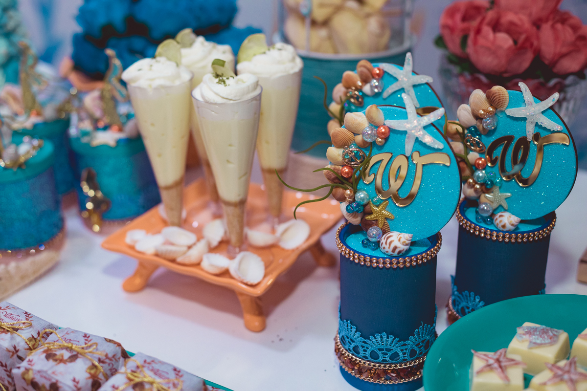 personalizados  de luxo decorados em mesa em aniversário em espaço de festas Vivara