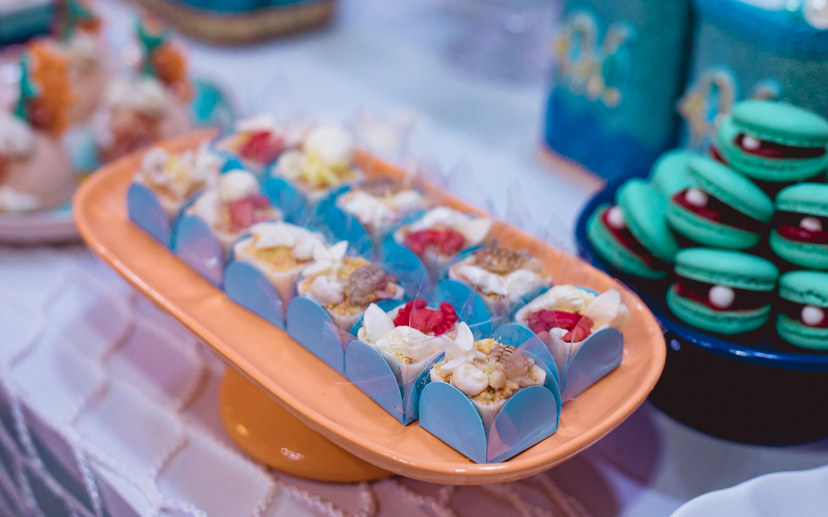 Doces decoados em bandejas de porcelana da @katiaceramicas em  festa no espaço Vivara