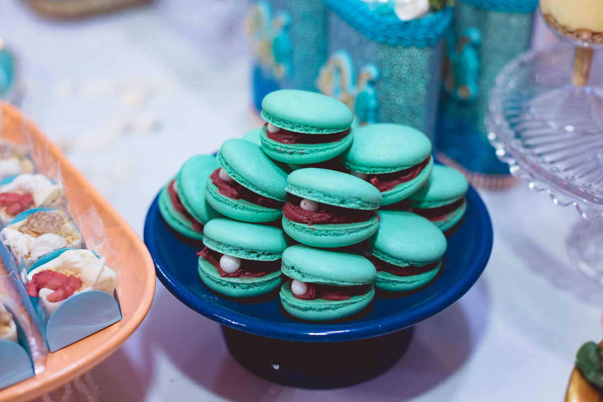 macarons personalizados em mesa decorada em tema ela é o mar-em espaço vivara   casa de festas