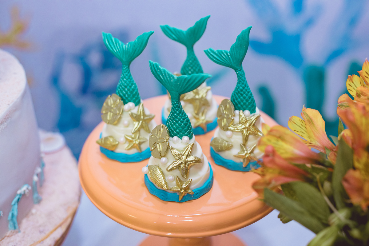 Detalhes mesa decorada sereia em espaço de festas