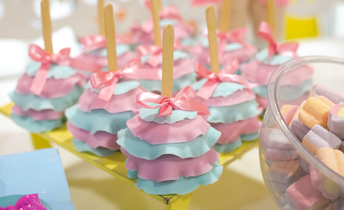 maçã do amor decorada com babados em festa 5 anos tema Lol em playtoy-carioca shopping-rj