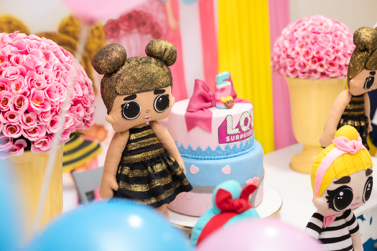 Festa infantil LOL Suerprise mesa decorada em festa de 5 anos em espaço playtoy-carioca shopping