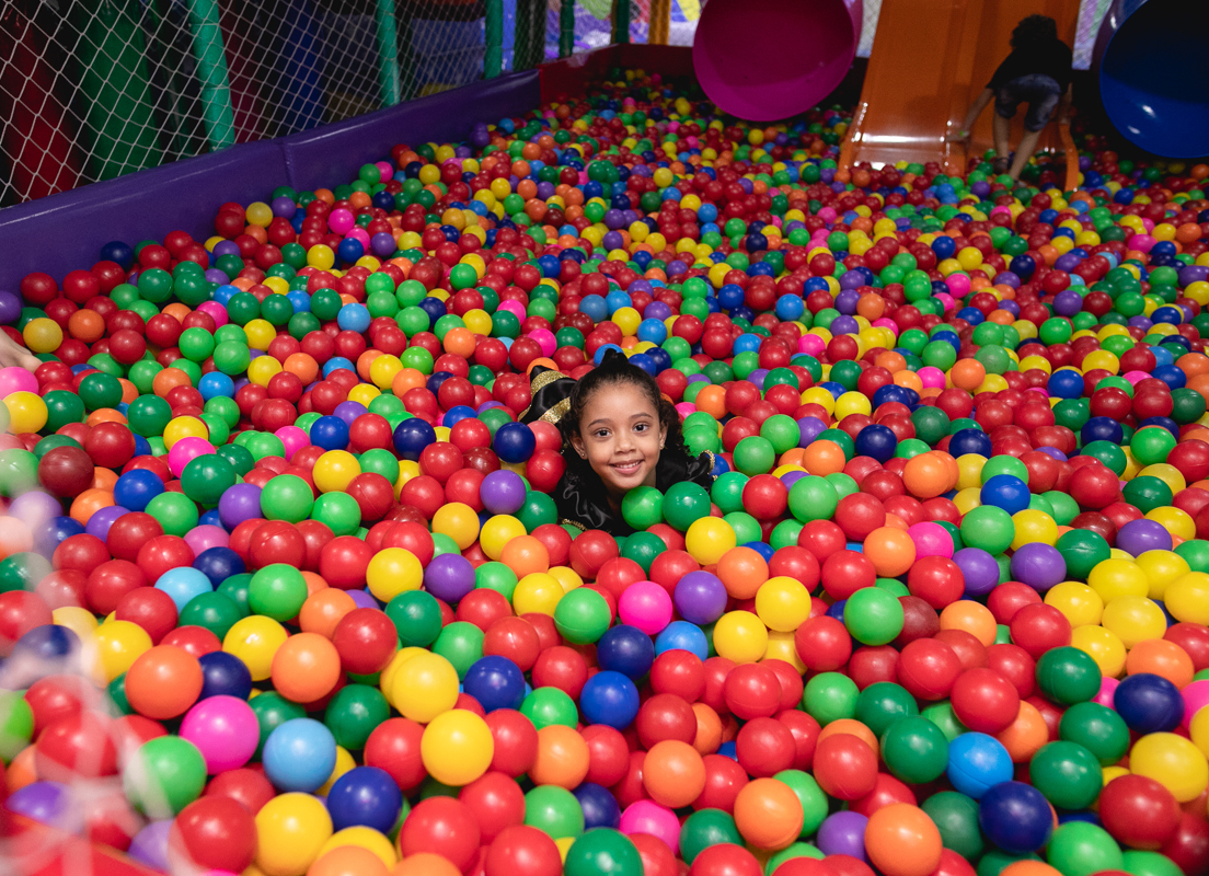 piscina de bolinhas em aniversario rebeca no playtoy do shopping cario