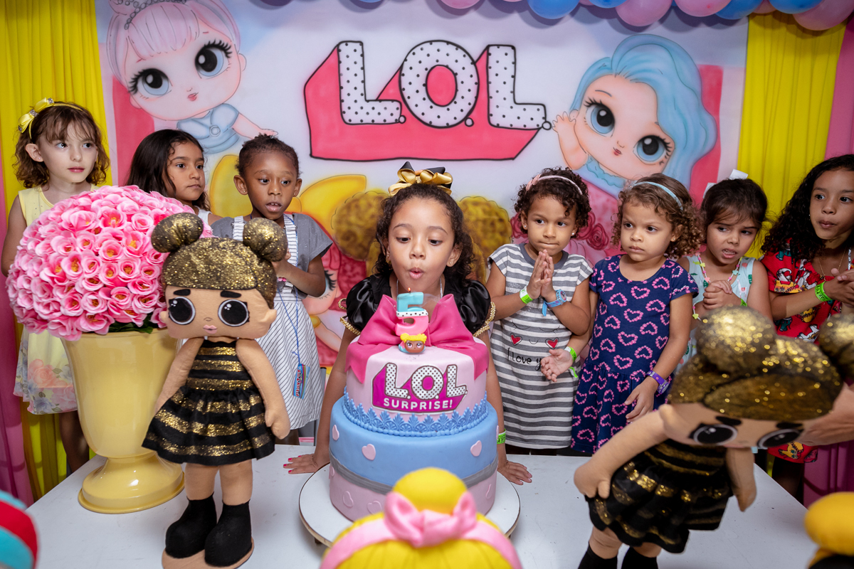 assoprando velinha na festa rebeca em playtoy-carioca shopping