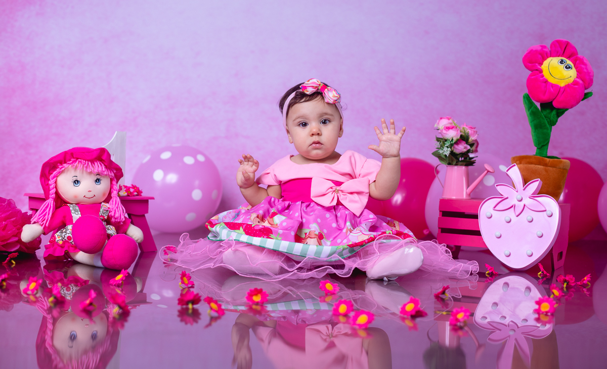 fotografia de criança em ensaio em estúdio-tema moranguinho