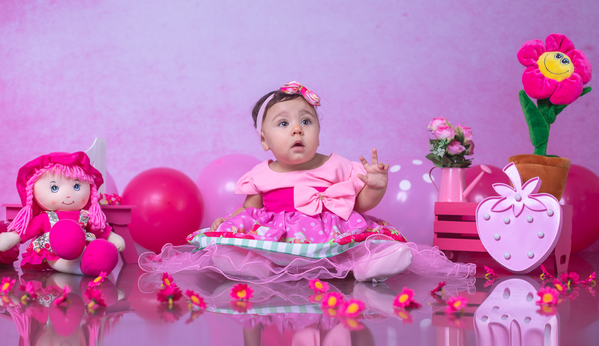 Ensaio infantil em estúdio temático-moranguinho baby