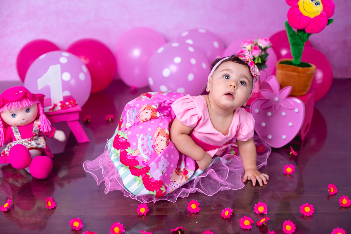 Giovana ensaio em estúdio pré aniversário de 1 ano moranguinho baby