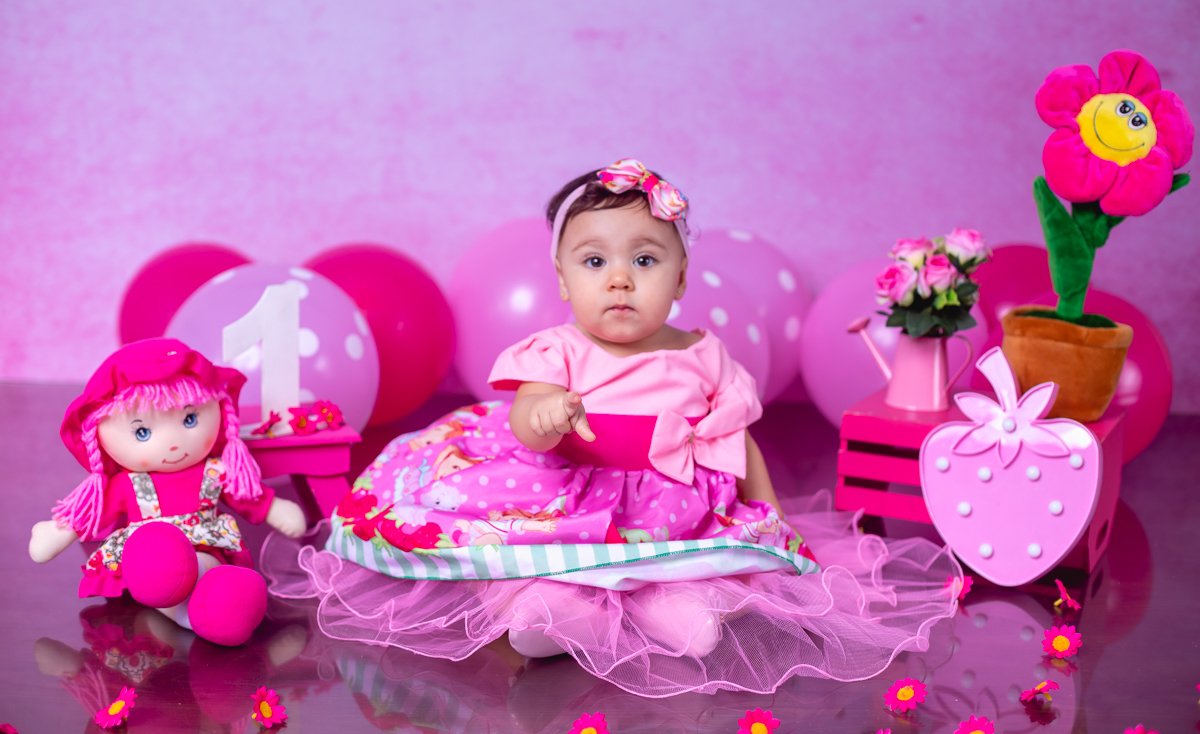 fotografia infantil em ensaio temático moranguinho baby