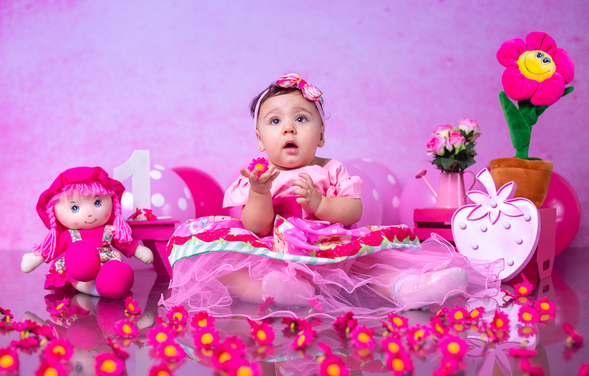 Ensaio em estúdio pré festa de 1 ano-tema moranguinho baby-realengo-zona oeste-rj