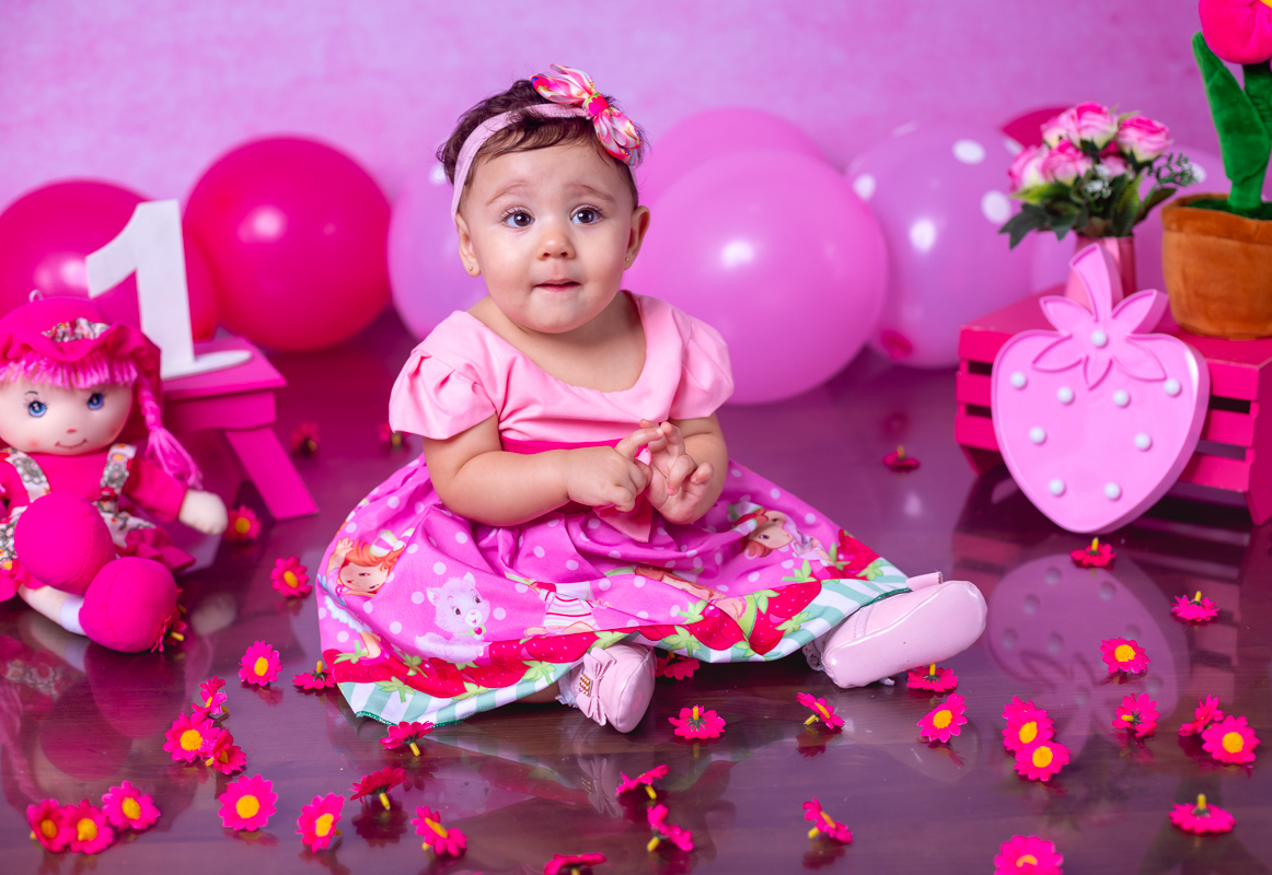 ensaio infantil em estúdio temático moranguinho baby