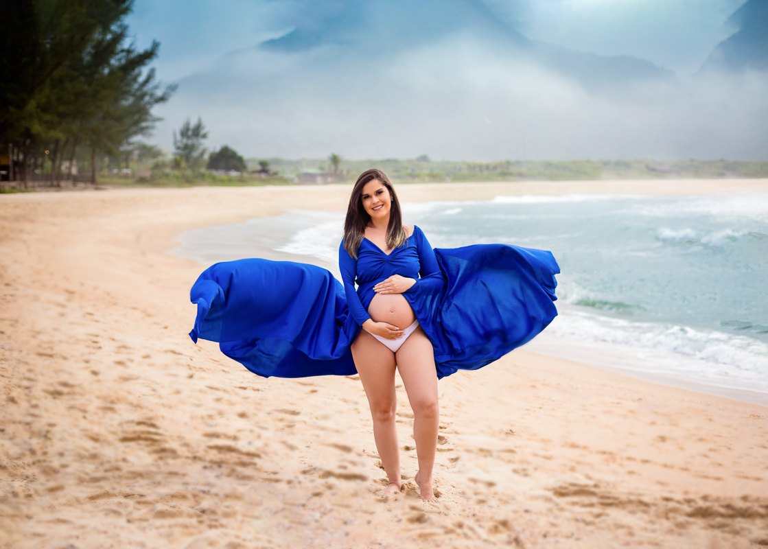 ensaio de gestante com vestido esvoaçante em praia-grumari-rj