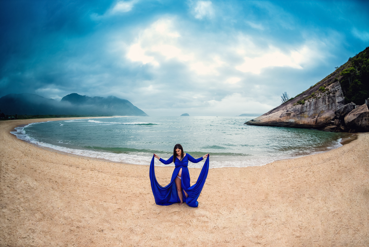 vestido azul para ensaios de gestante na praia-grumari-rj