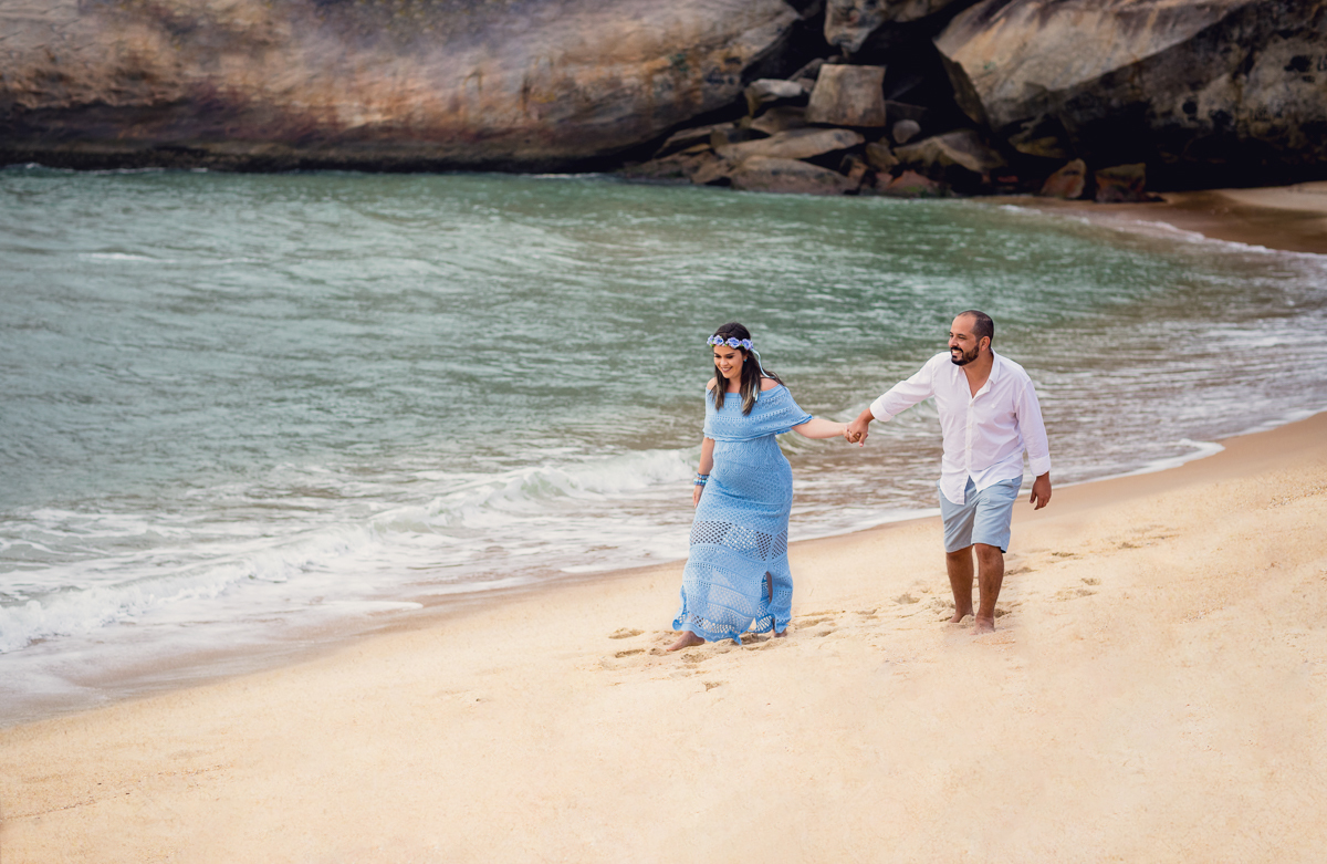 gestante de mãos dadas e caminhando em praia rj-ensaio externo-rj