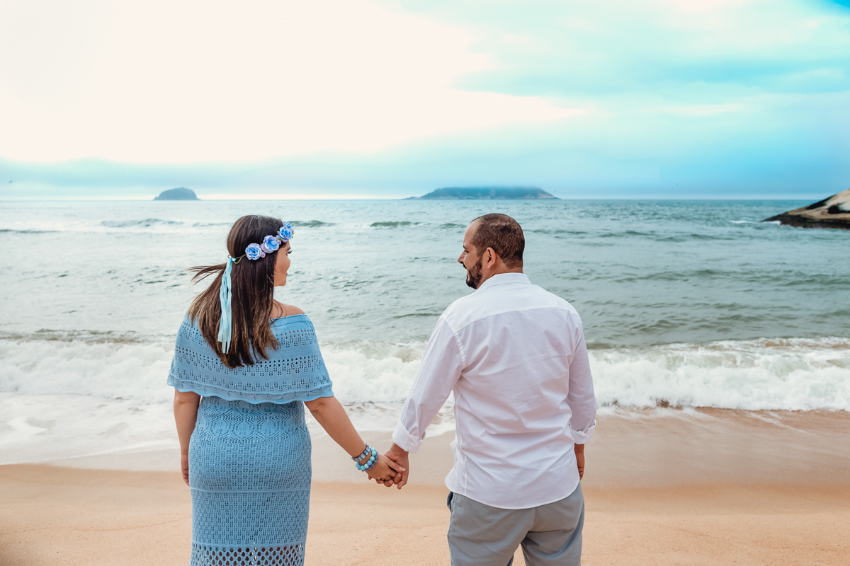 gestante junto com seu esposo em ensaio fotográfico em praia do rj-grumari