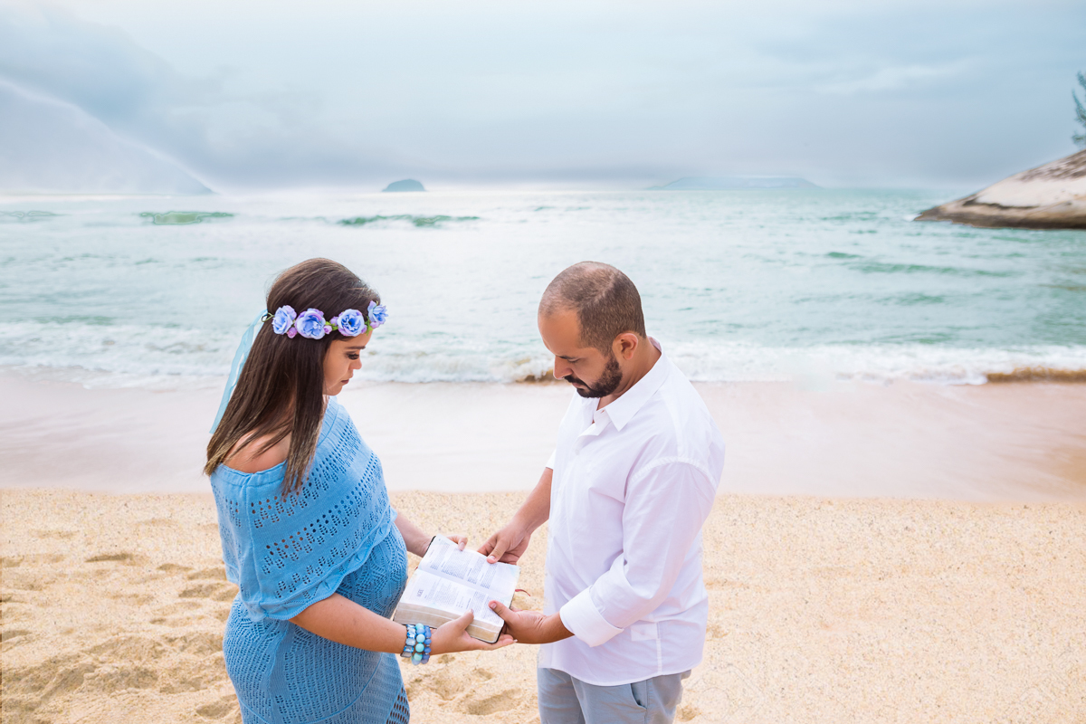 ensaio de gestante muita fé segurando bíblia-grumari-rj