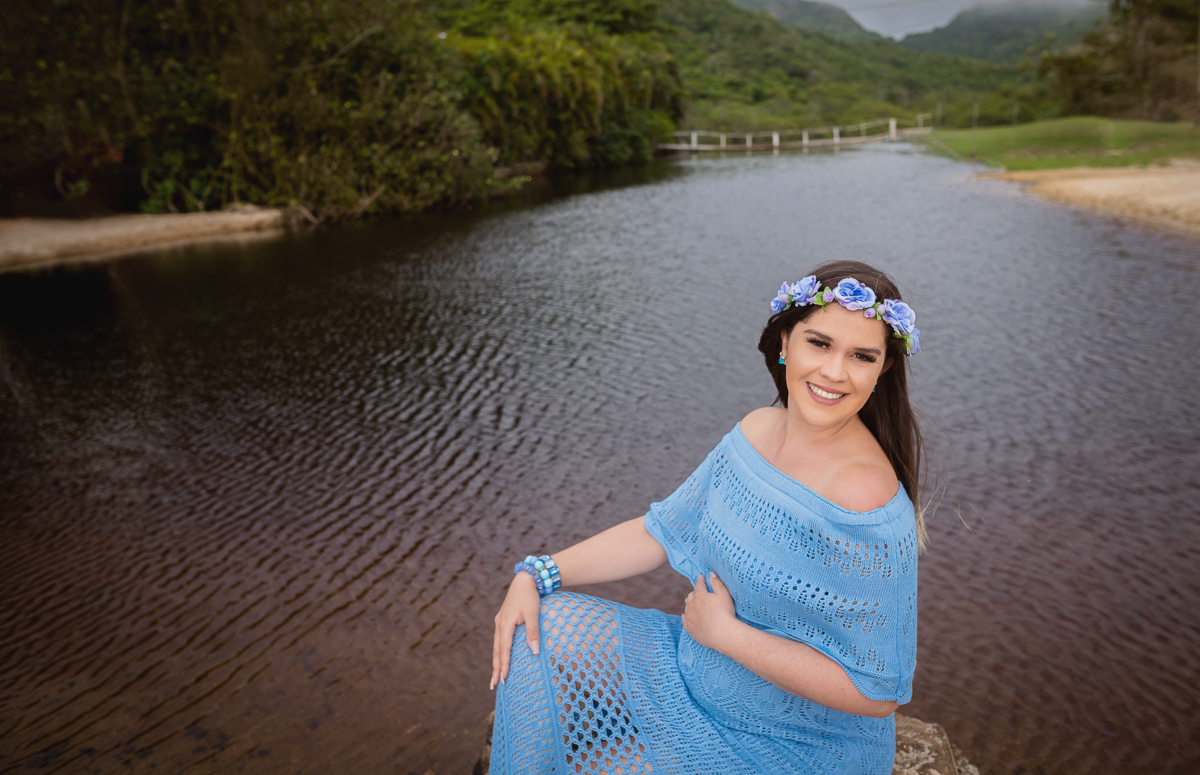 gestante em pose ao fundo lago-grumari-rj