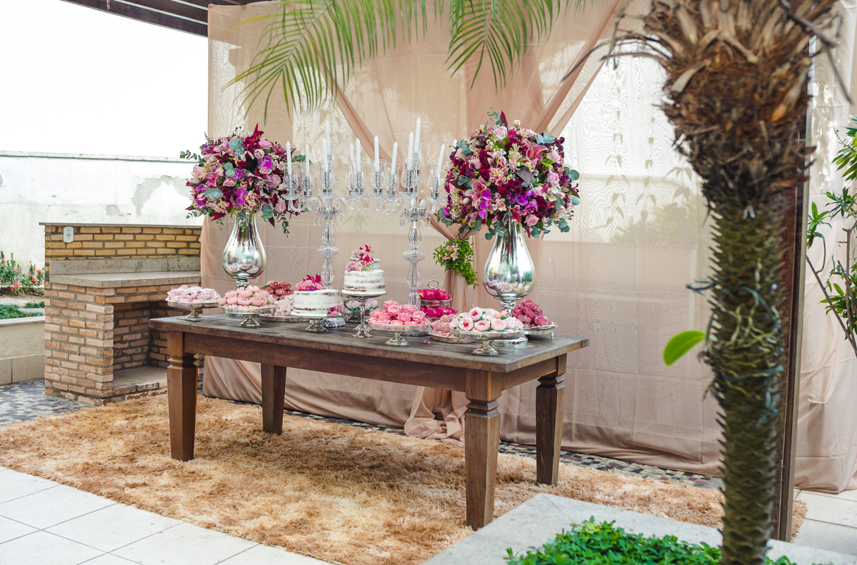 mesa decorada com flores, bolo naked em decoração casamento imtimista