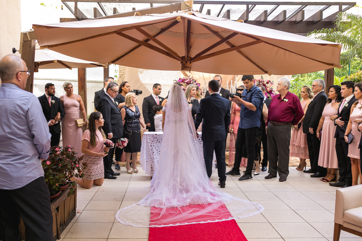 noivos no altar com celebrante em casamento intimista em botafogo