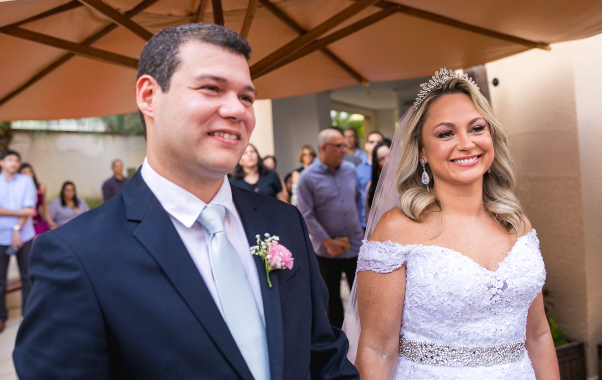 noivso no altar em celebração em seu mini wedding-rj-botafogo