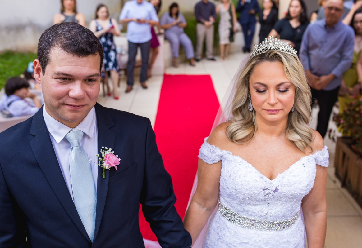 noivos  no altar em celebração mini wedding-botafogo
