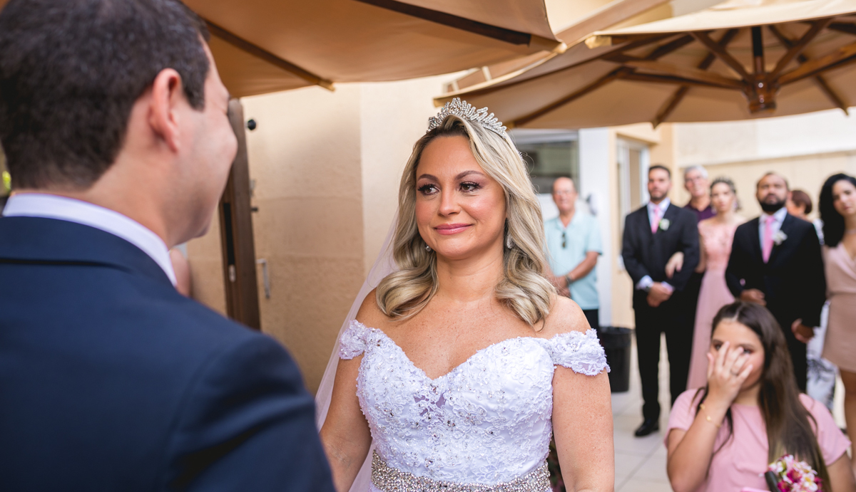 noiva em olhar emocionado no altar em mini wedding