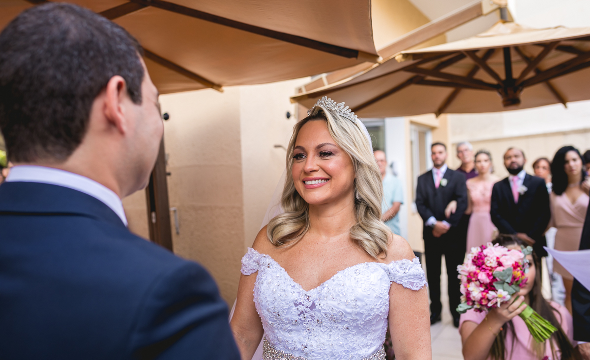 sorriso noiva pra o noivo no altar em mini wedding