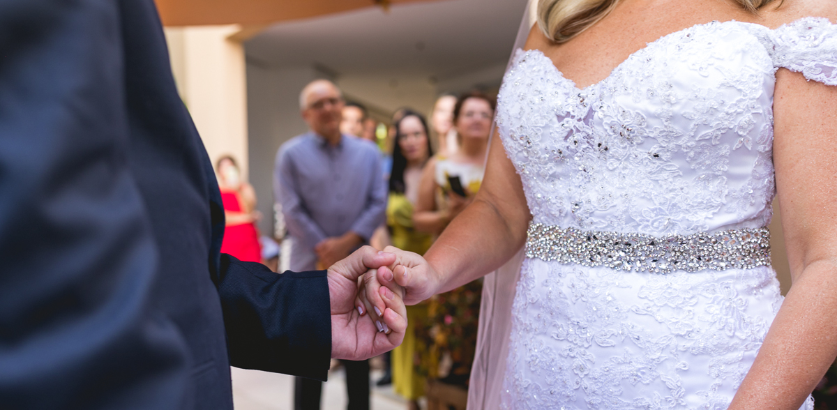 noiva segurando mão do noivo em mini wedding-botafogo-rj