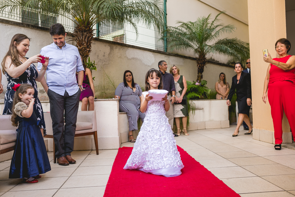 daminha entrando com as alianças-casamentos/~rj