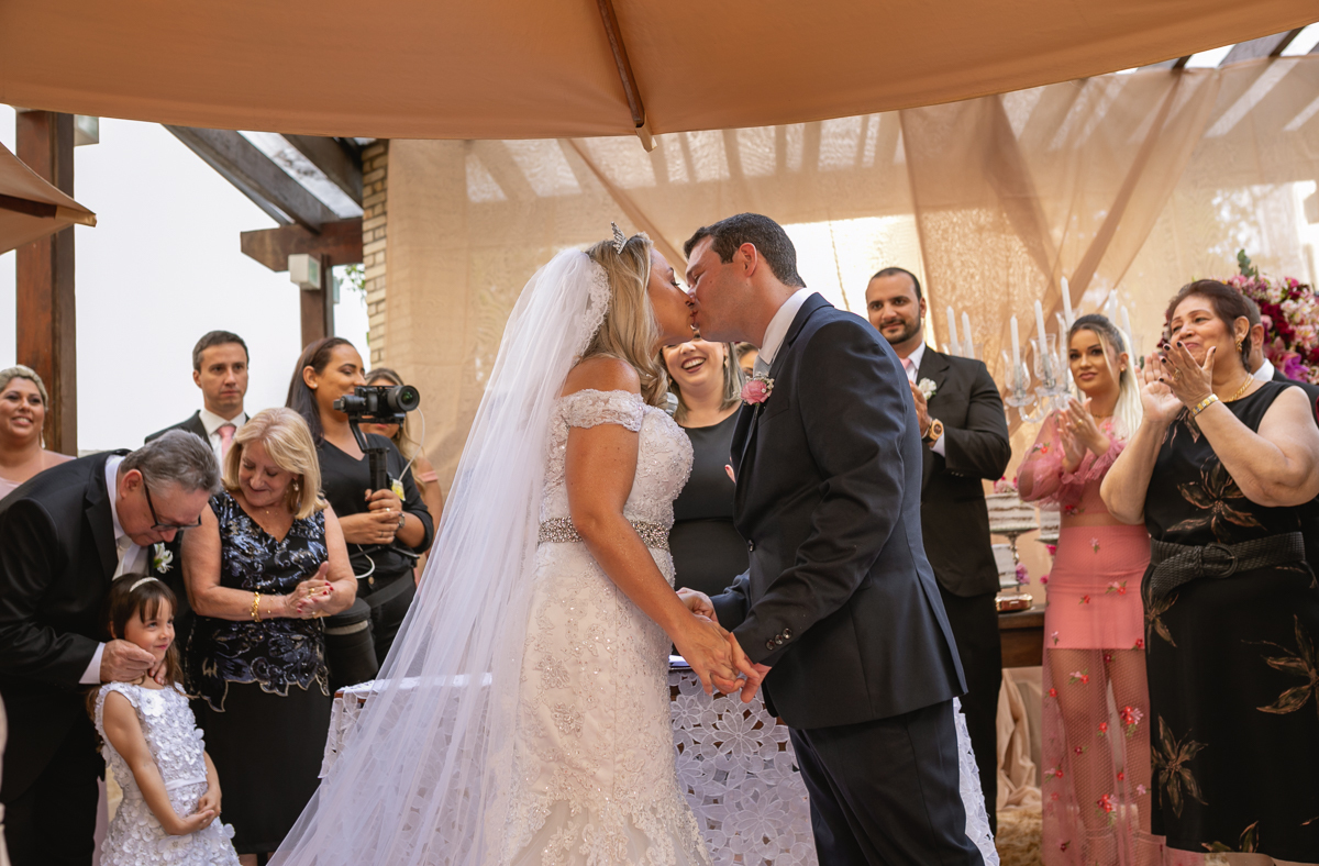 beijo dos noivos em mini wedding-rj