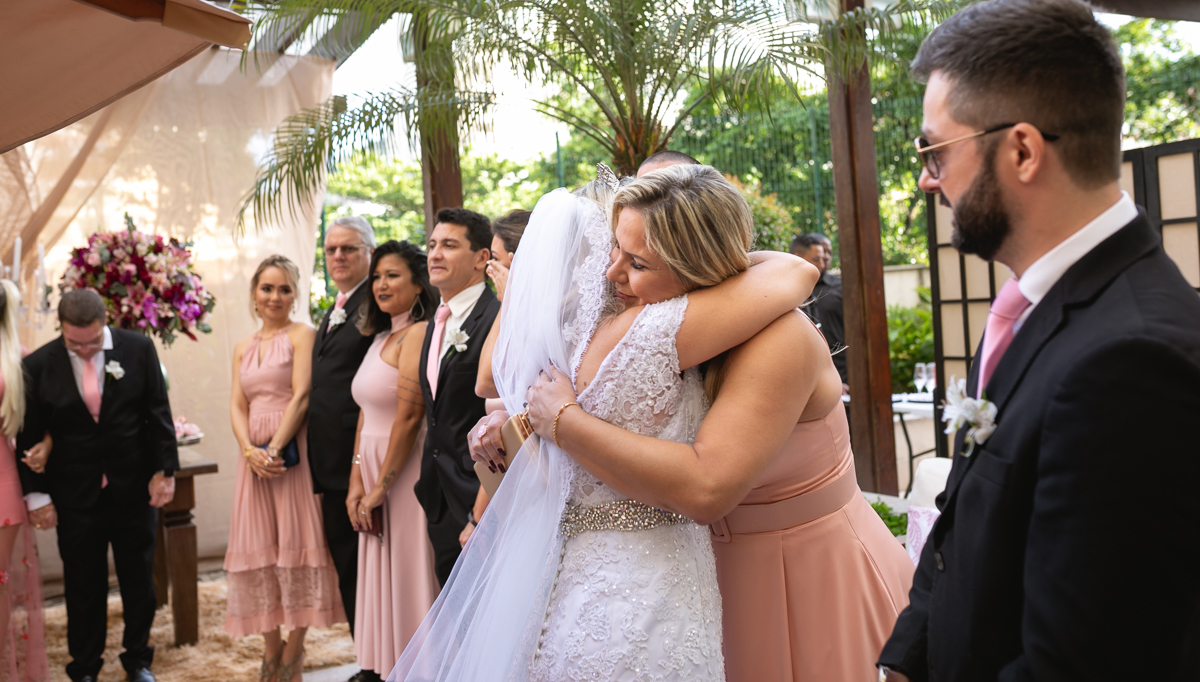 noiva dando abraço na madrinha em mini wedding-rj-zona sul- botafogo