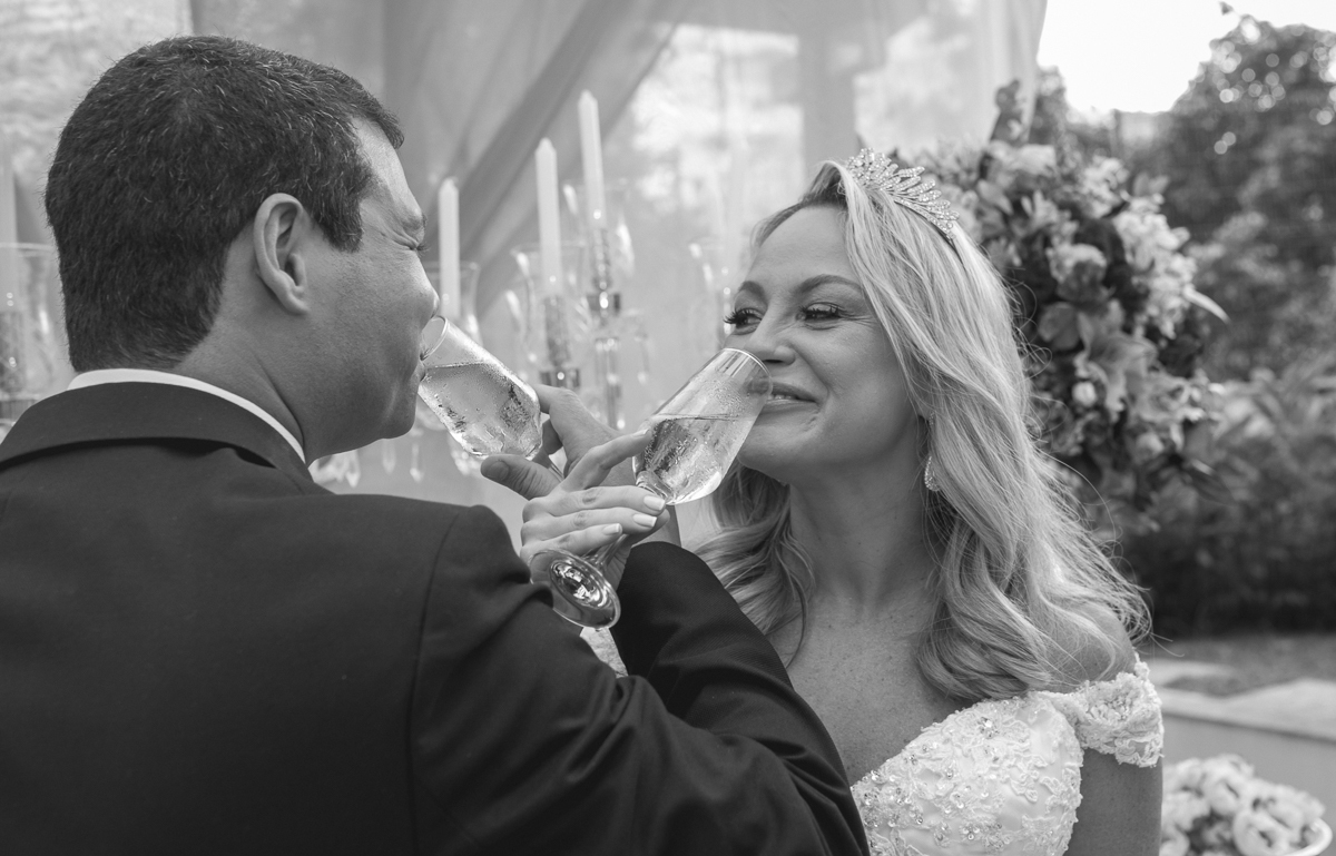 brinde dos noivos em celabrção-casamneto