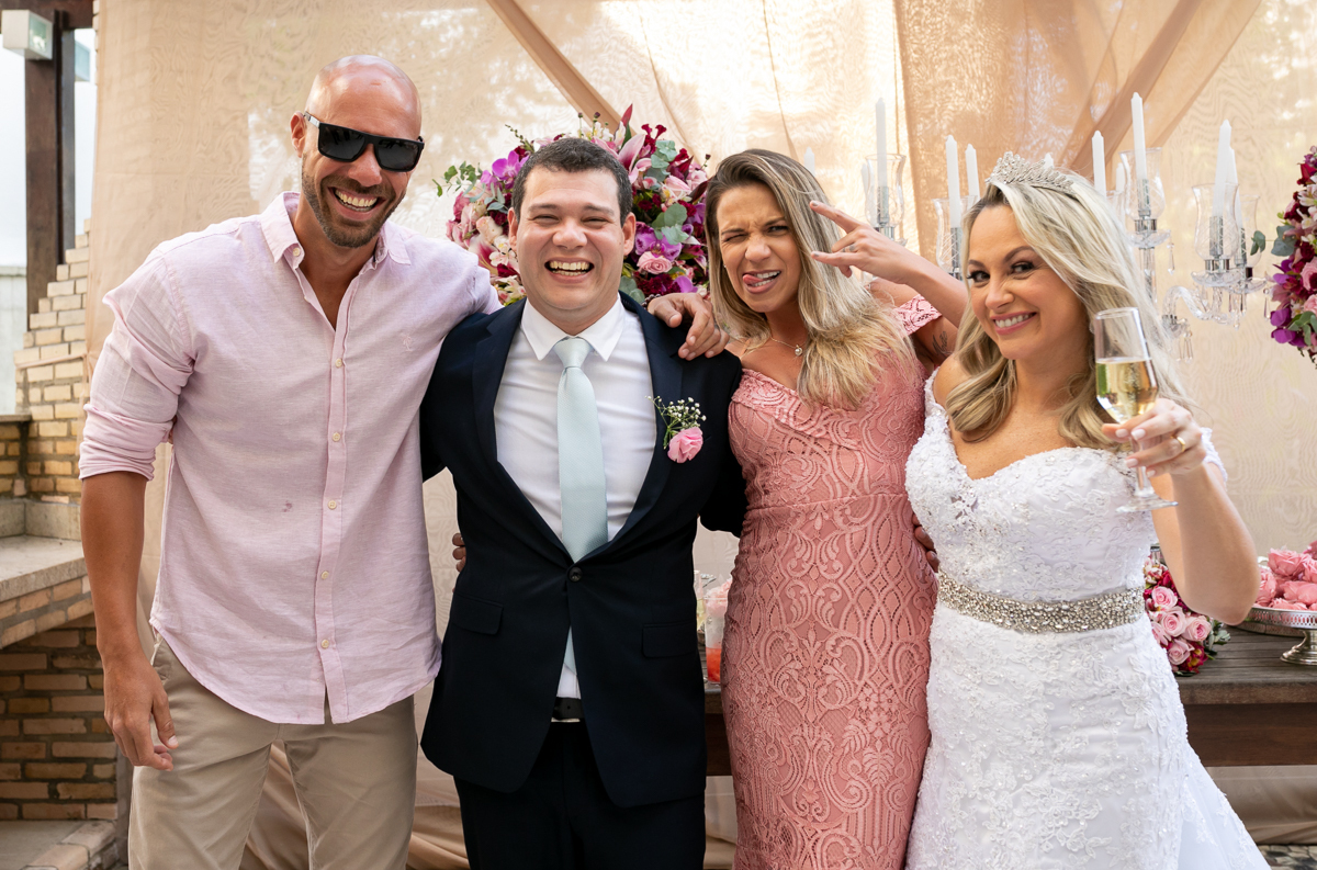 fotos dos noivos com padrinhos em mini wedding 