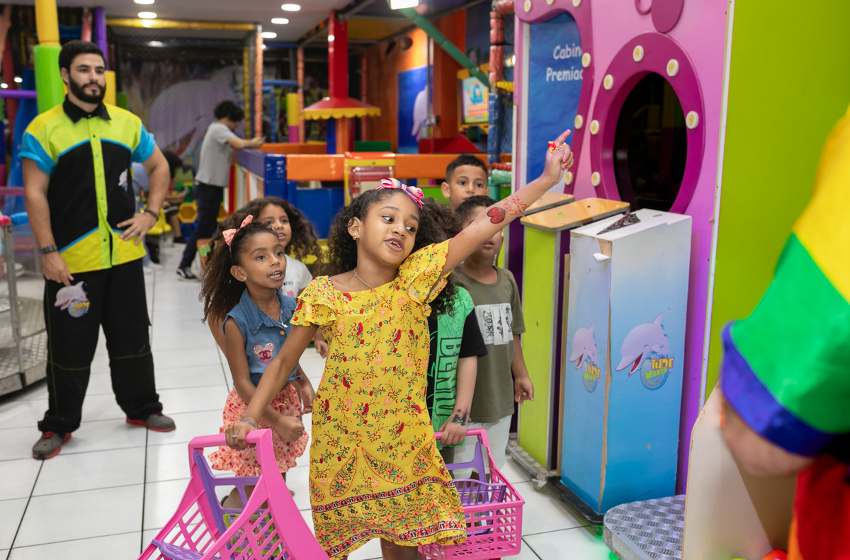 animação com crianças em casa de festas Tude World 1 ano do  Matheus