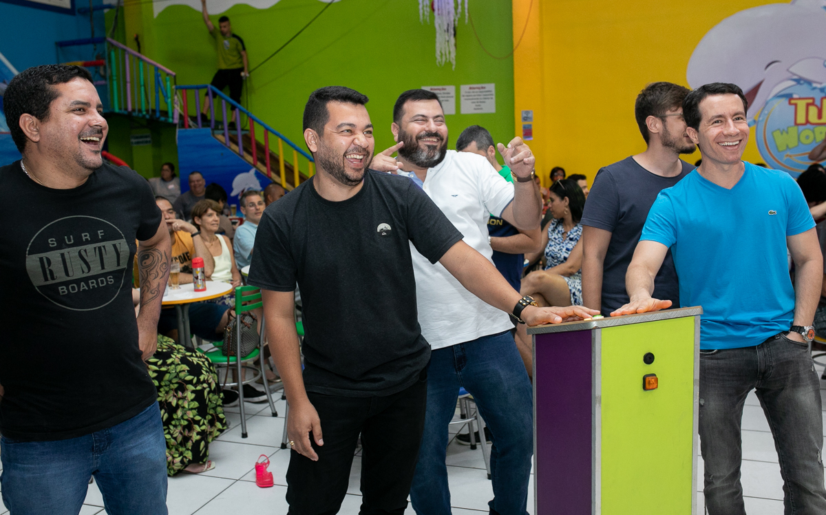 brincadeiras  com convidados em casa de festas Tude World