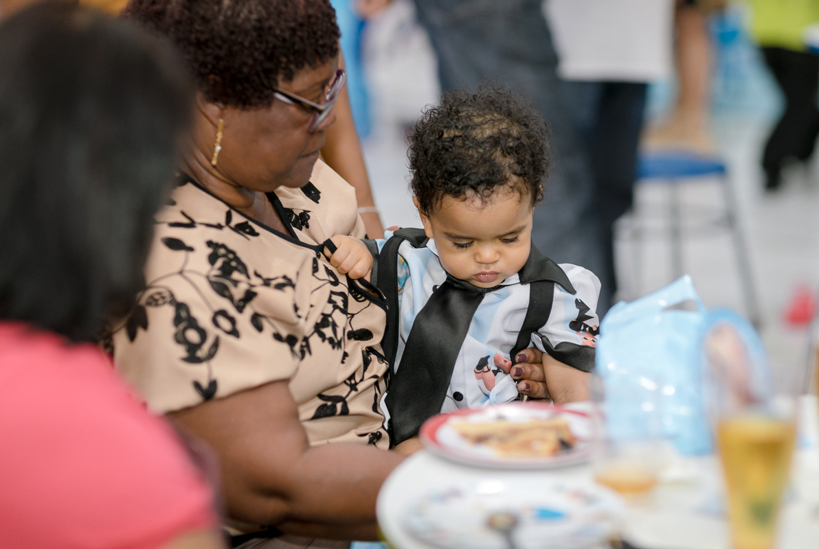 avó e o aniversariante Matheus  em sua festa de 1 ano em casa de festas Tude World