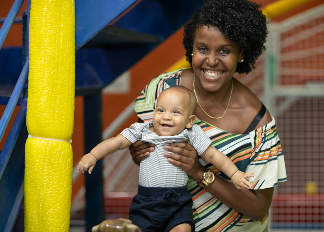 sorriso de criança em casa de festas Tude World