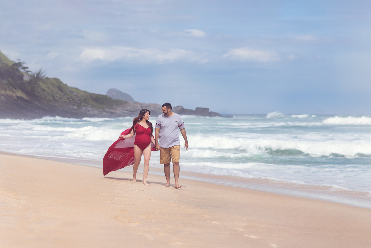 casal caminhando na arei em ensaio de gestante-praia-rj