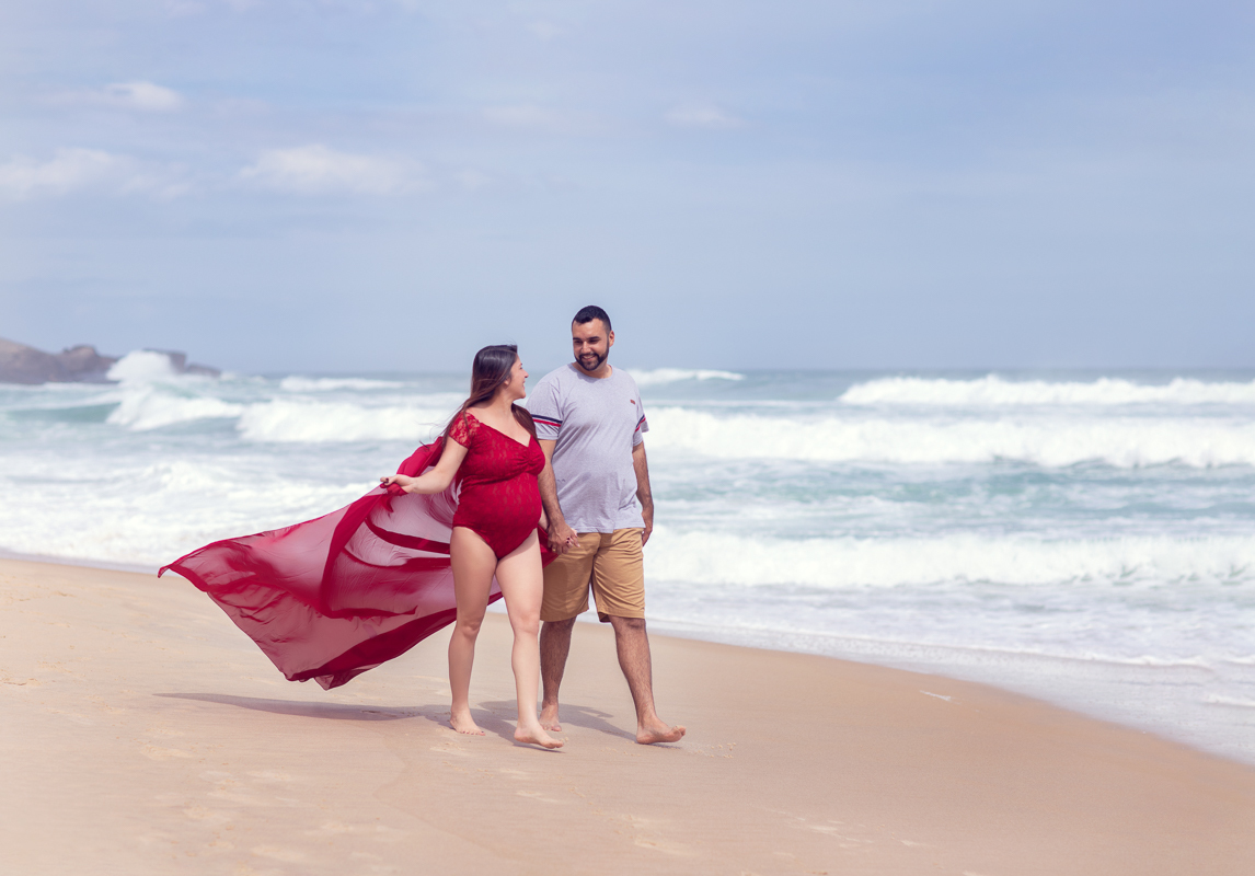 ensaio gestante caminhando com esposo-prainha-rj