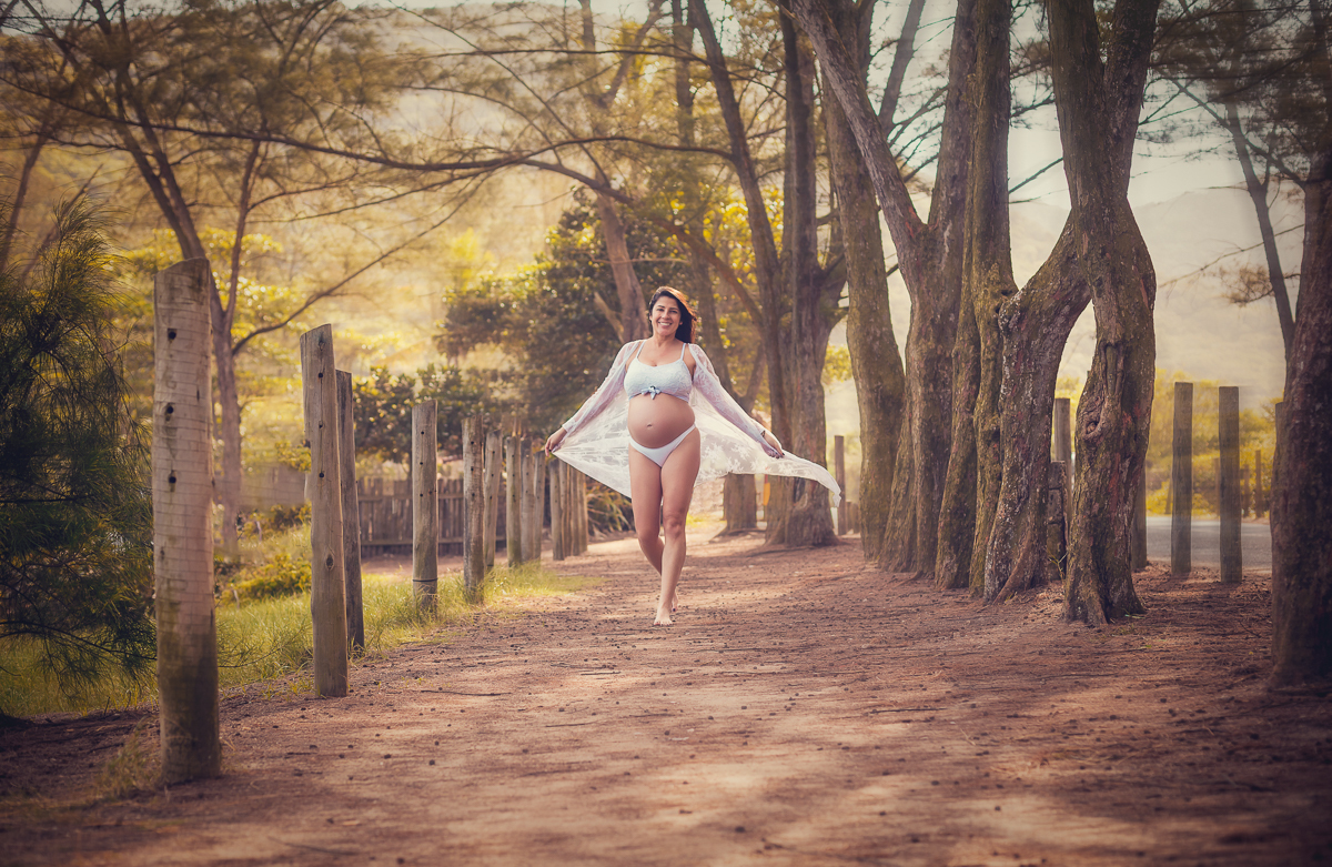 gestante caminhando em seu ensaio fotográfico externo-rj